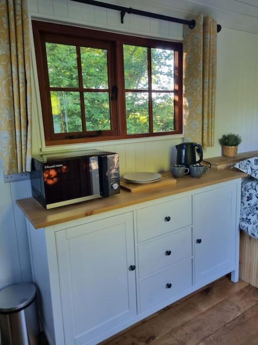 Shepherds Hut At Cummins Farm, Lyme Regis Hotel Bridport Exterior photo